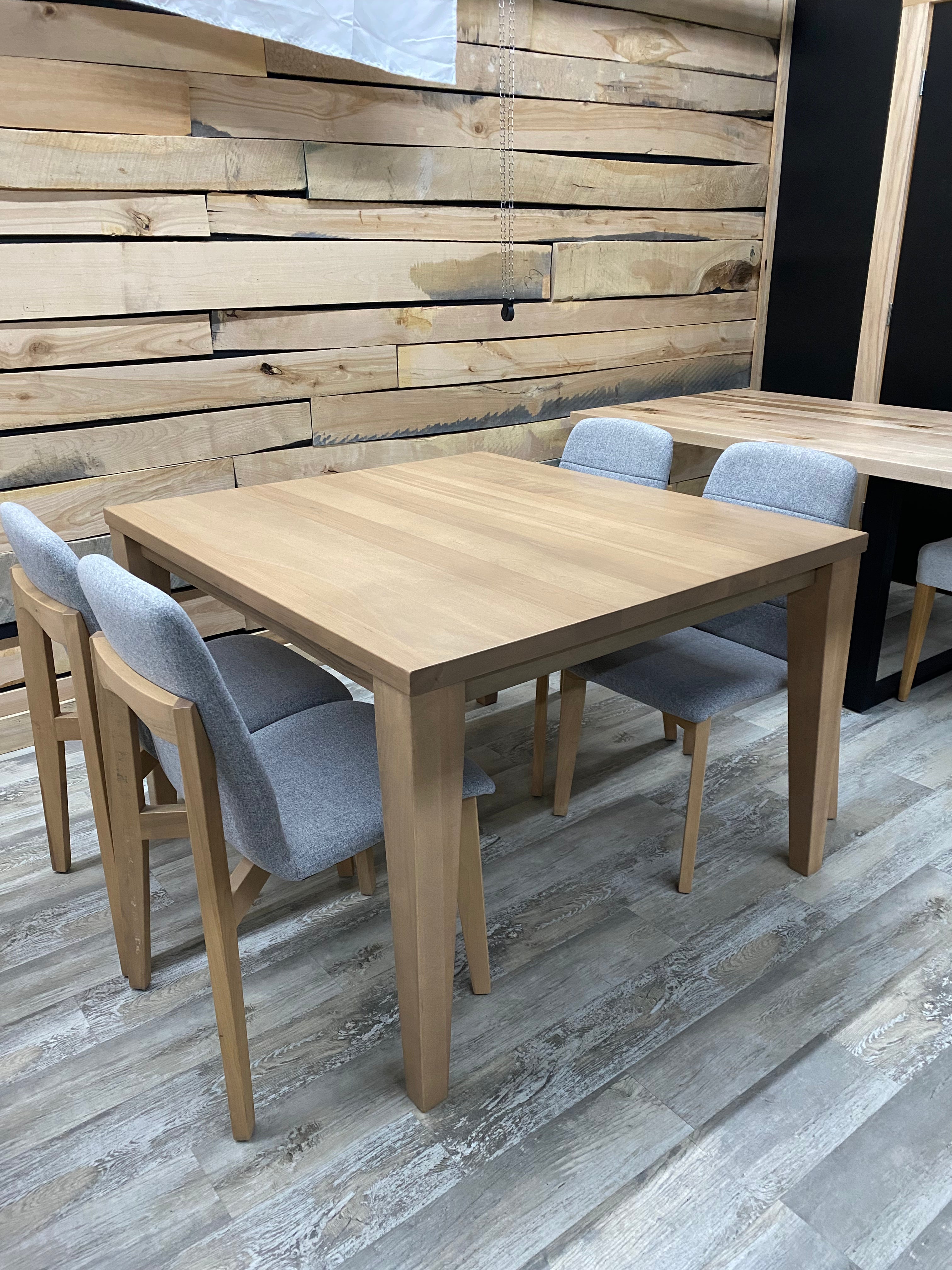 Table Asbestos 42 x 47"