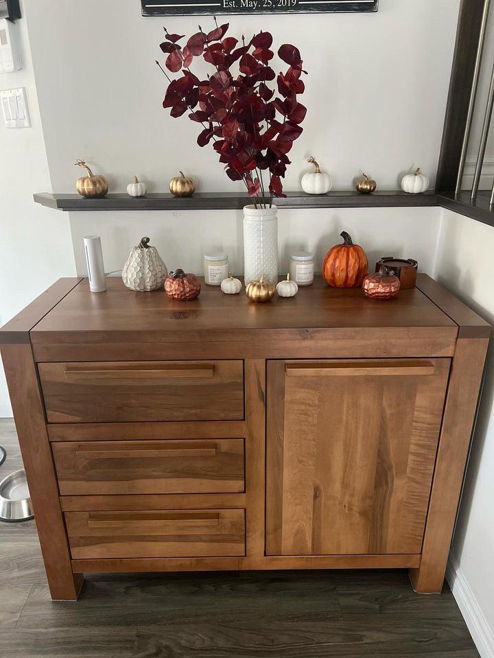 Buffet Acton Vale en érable massif couleur paille dans un décor d'automne