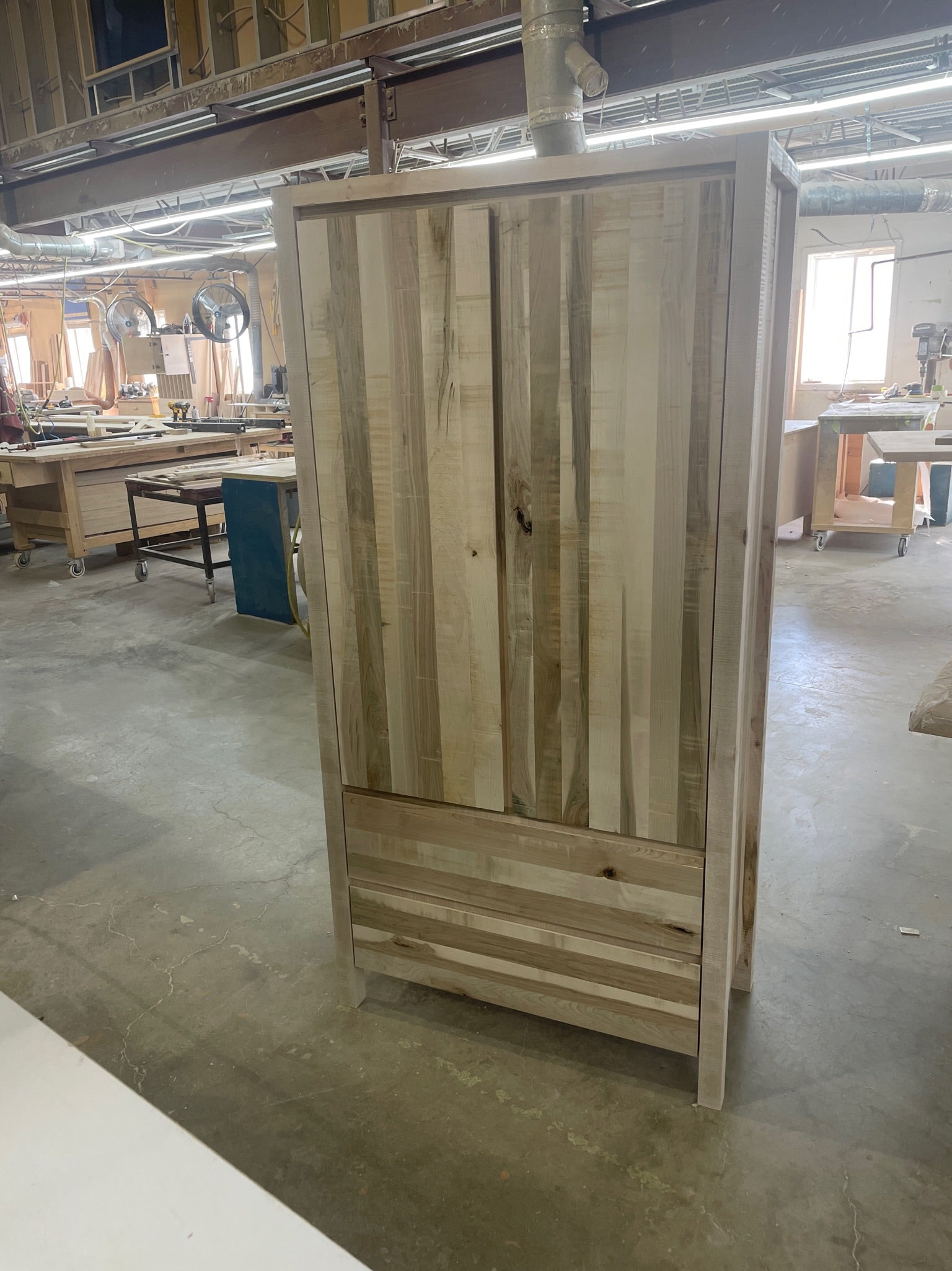 Vue d'une armoire en érable massif après assemblage finale dans notre usine