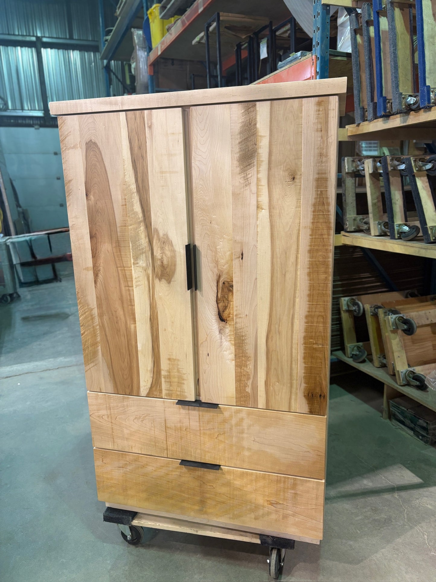 Vue d'une armoire collection St-Anicet en érable massif après assemblage finale dans notre usine