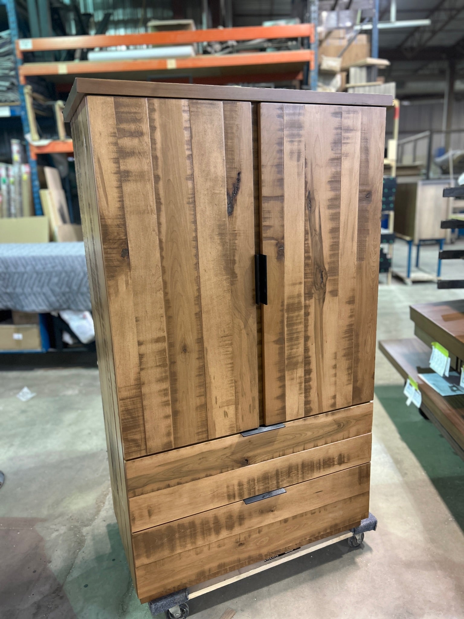 Vue d'une armoire collection St-Anicet en érable massif après assemblage finale dans notre usine