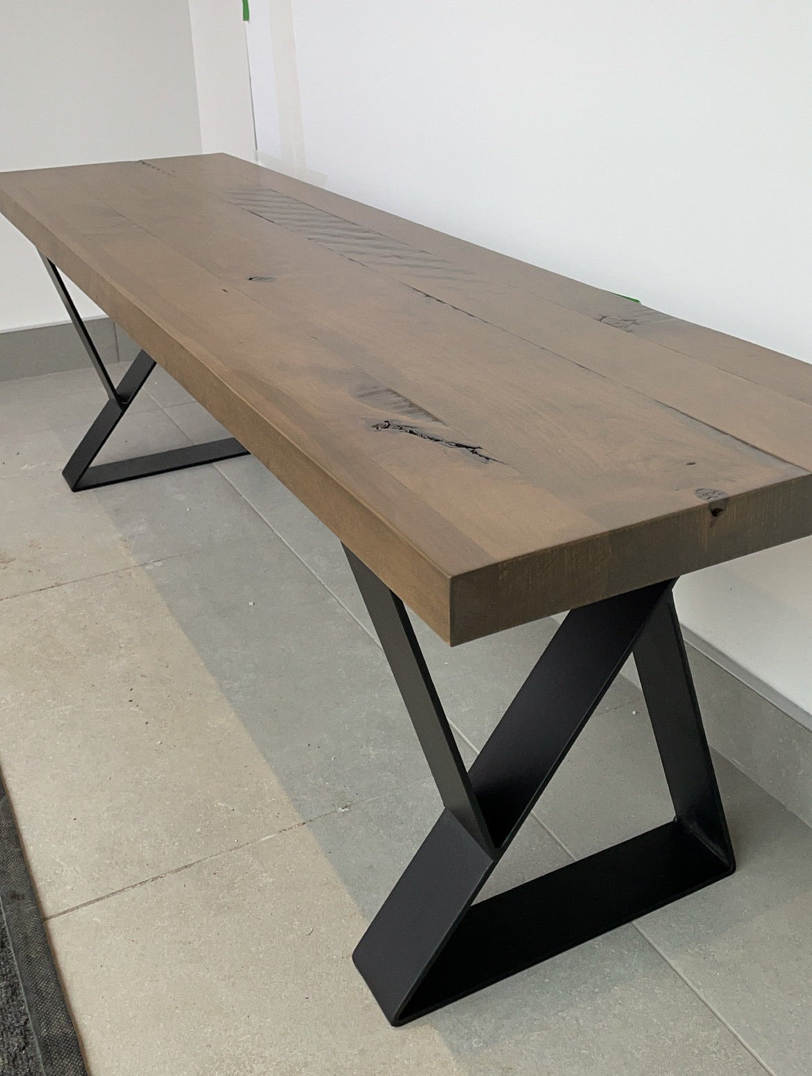 Banc d'entrée en érable massif et pattes en acier noir collection Asbestos