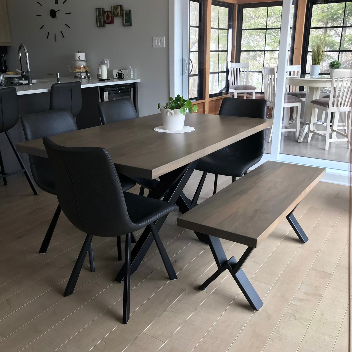 Set de salle à manger collection Asbestos en érable massif couleur parchemin avec pied en métal noir 