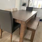 Table et banc collection St-Sauveur agencé à nos chaises Philippe et Florence en érable massif et vinyle de qualité