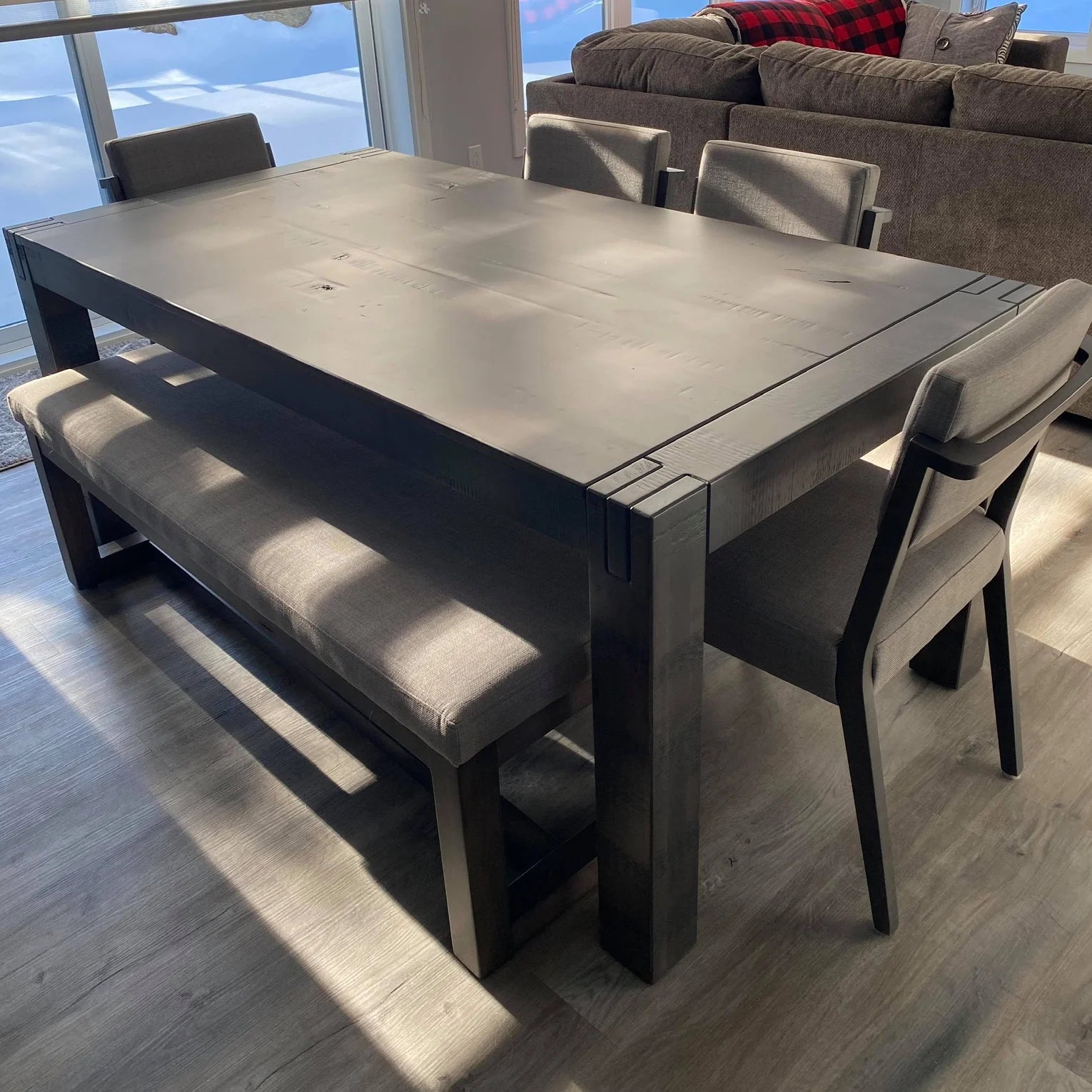 Banc de salle à manger Jules en érable massif dans les tons de gris avec coussin en tissu gris 