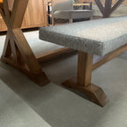 Vue des pattes en bois massif de notre banc rembourré collection Acton Vale style farmhouse