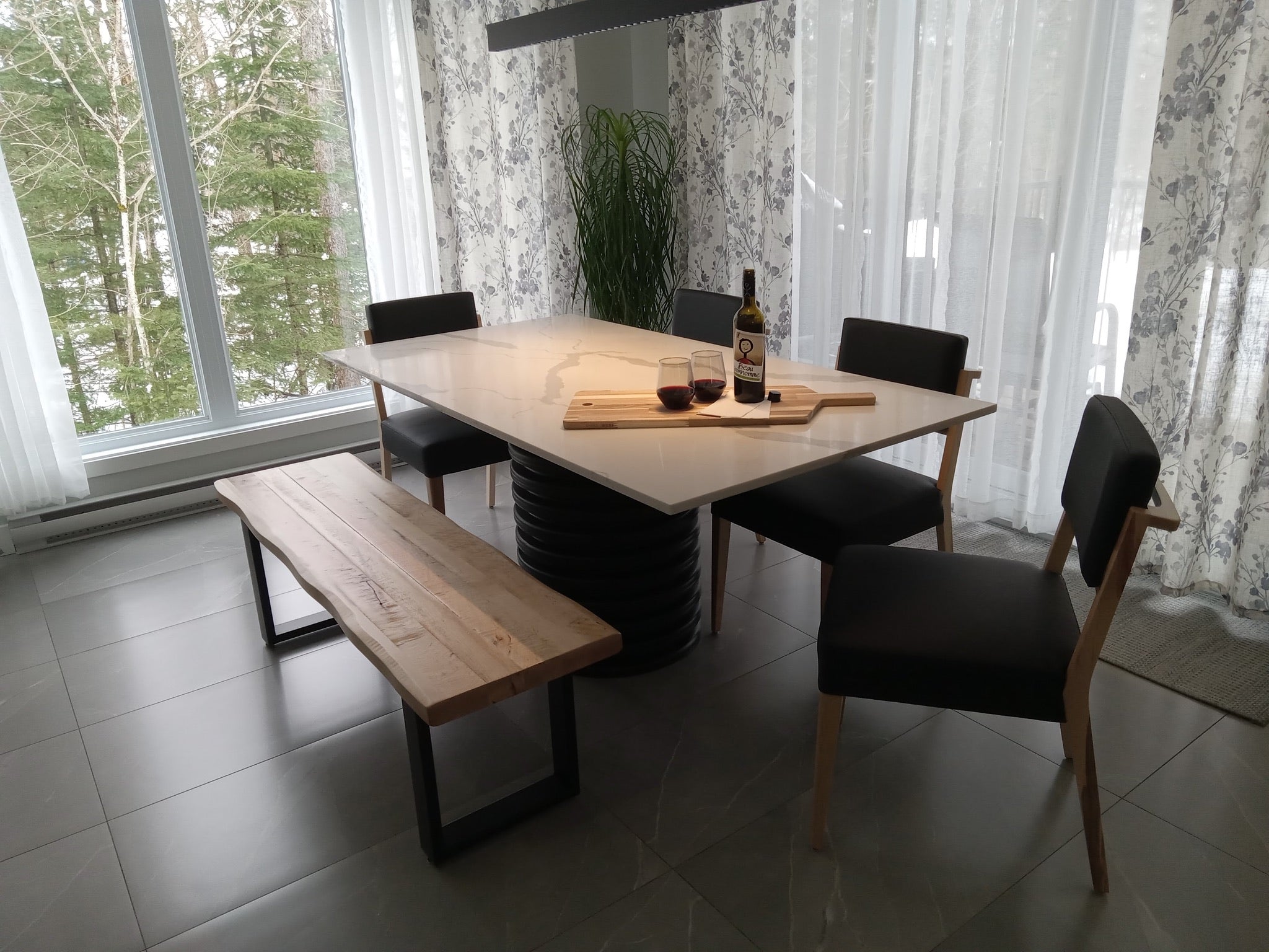 Banc de salle à manger en érable massif naturel collection Mont-Tremblant agencé à nos chaises St-James et à une table en marbre