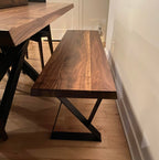 Gros plan sur un banc collection Roberval en noyer massif naturel