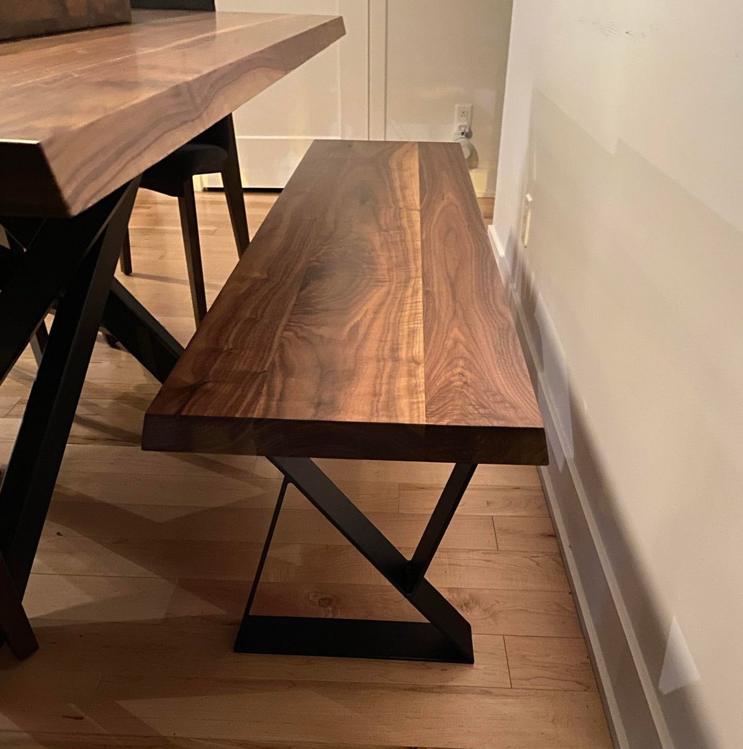 Gros plan sur un banc collection Roberval en noyer massif naturel