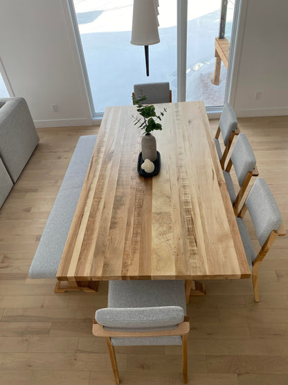 Vue de haut d'un ensemble de salle à manger collection Acton Vale en érable massif brut avec banc rembourré style farmhouse