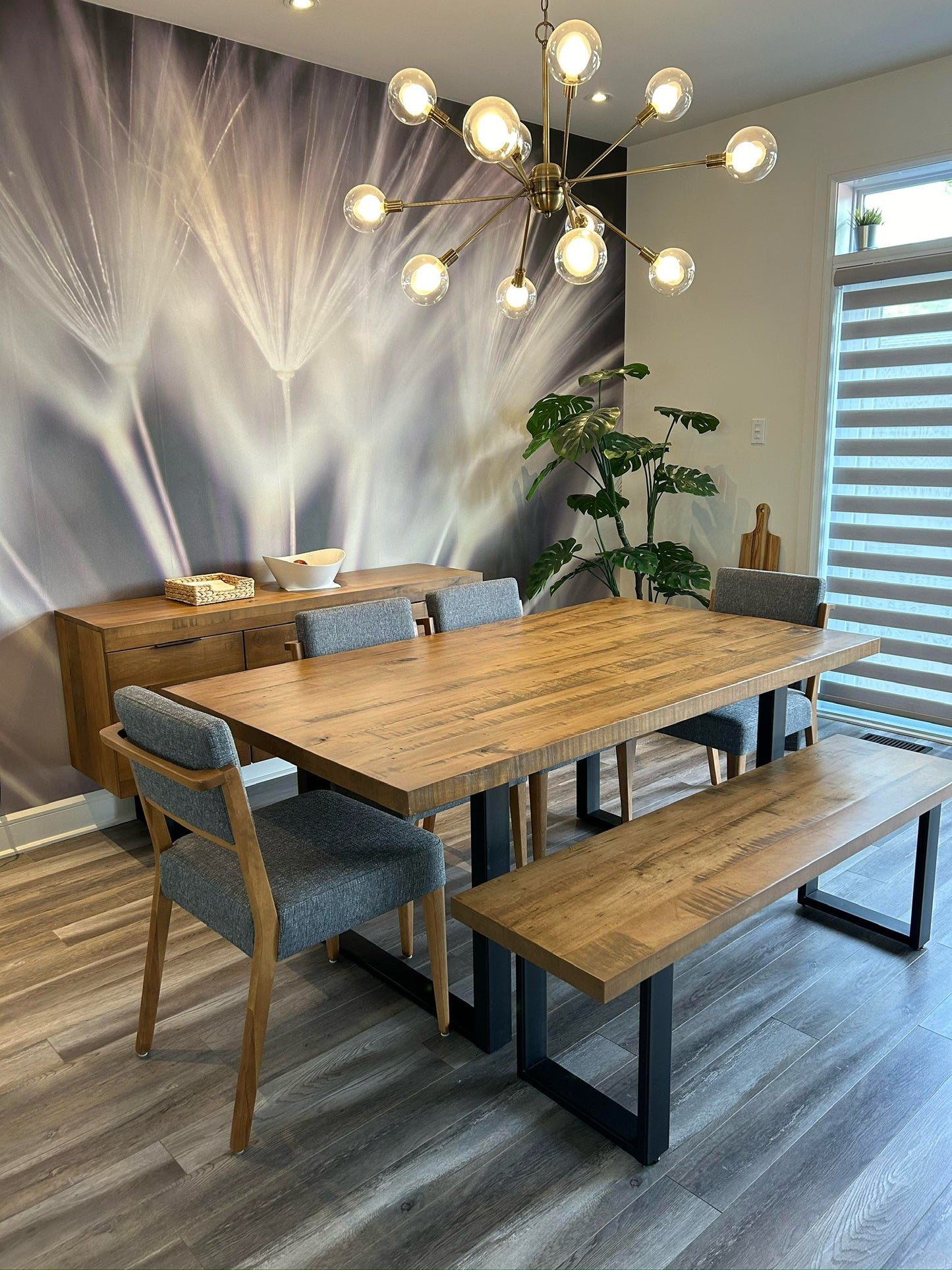 Ensemble complet de salle à manger Asbestos et buffet Gaspé en érable massif avec pattes en métal et poignées modernes