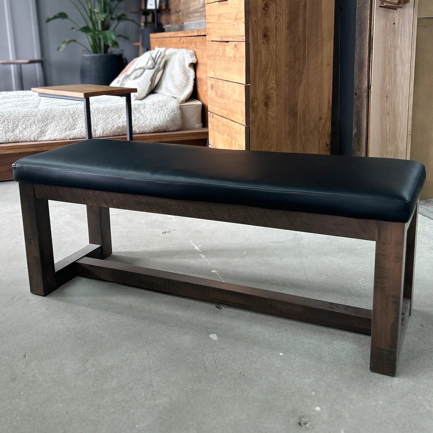 Banc de salle à manger ou banc d'entrée en érable massif avec coussin en vinyle noir