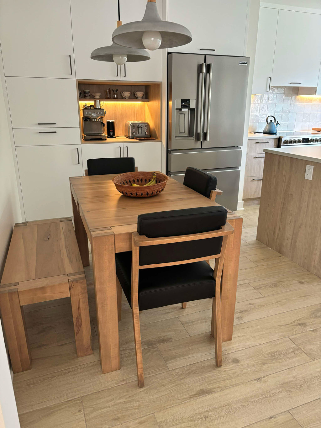 Ensemble de salle à manger collection St-Sauveur avec table extensible en érable massif, chaises St-James et banc agencé