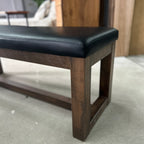 Close up des détails de notre banc Jules en érable massif brut et coussin en vinyle noir