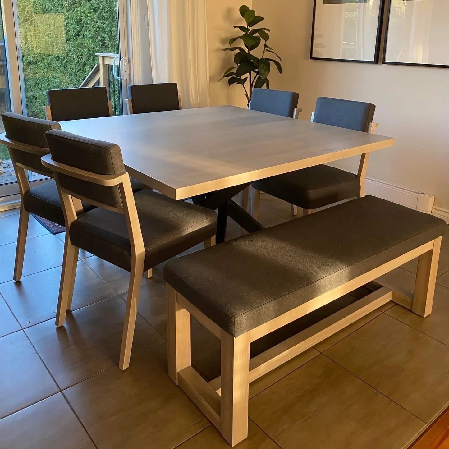 Banc de salle à manger en érable massif avec coussin rembourré en tissu noir