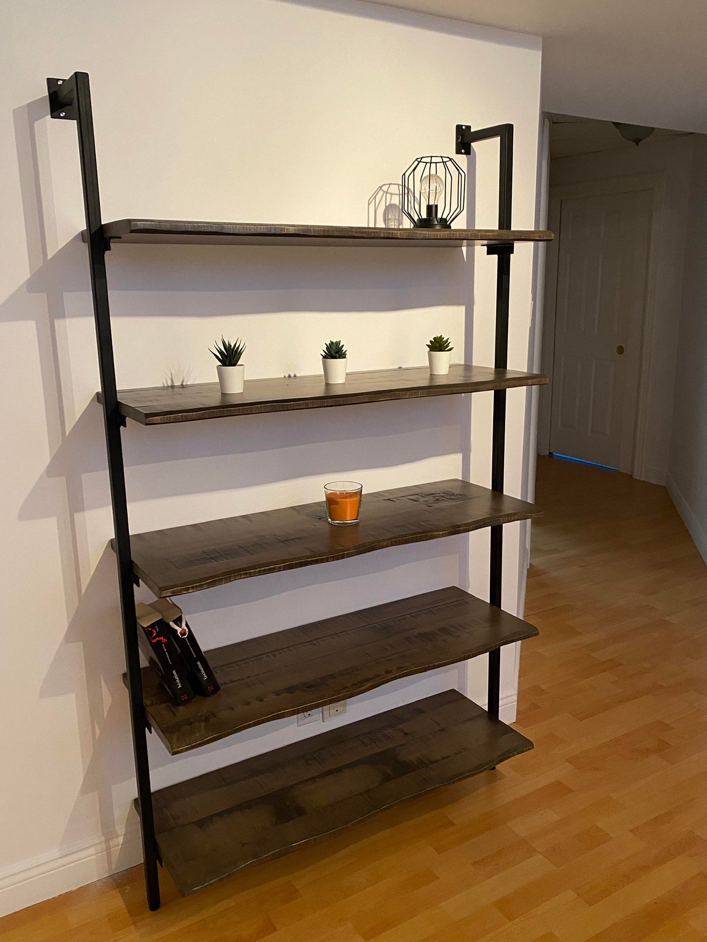 Grande bibliothèque de rangement décorative en érable massif avec tablettes bordure live edge et support en métal noir