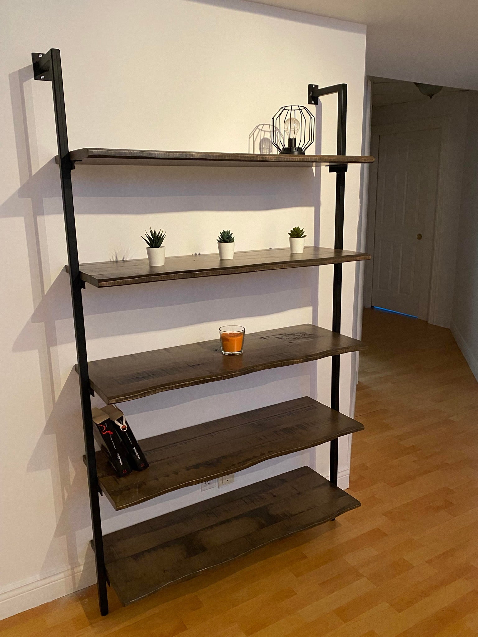 Grande bibliothèque de rangement décorative en érable massif avec tablettes bordure live edge et support en métal noir