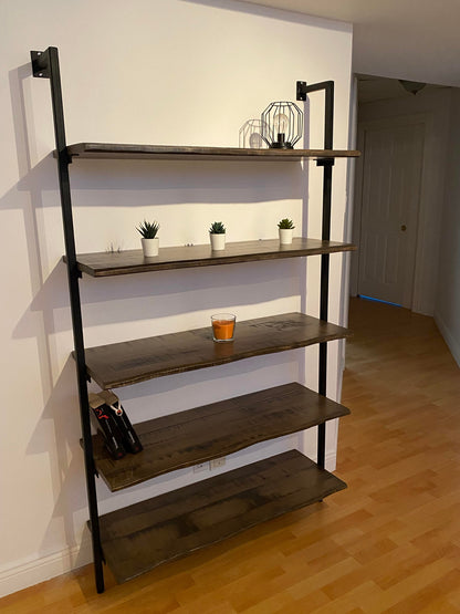 Grande bibliothèque de rangement décorative en érable massif avec tablettes bordure live edge et support en métal noir