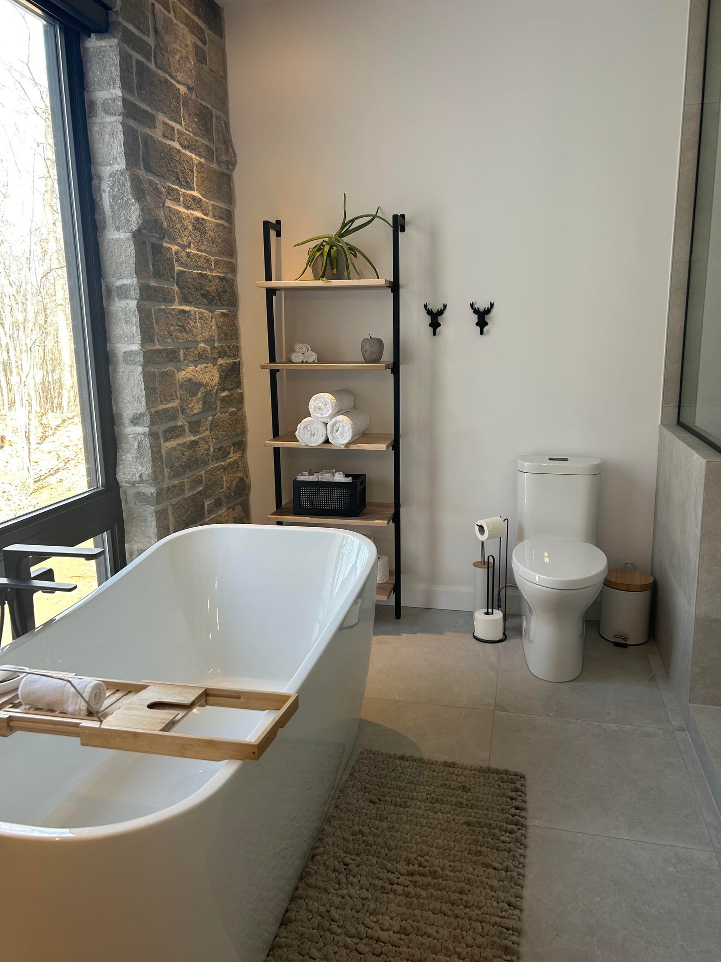 Bibliothèque en érable massif sur mesure dans un décor de salle de bain