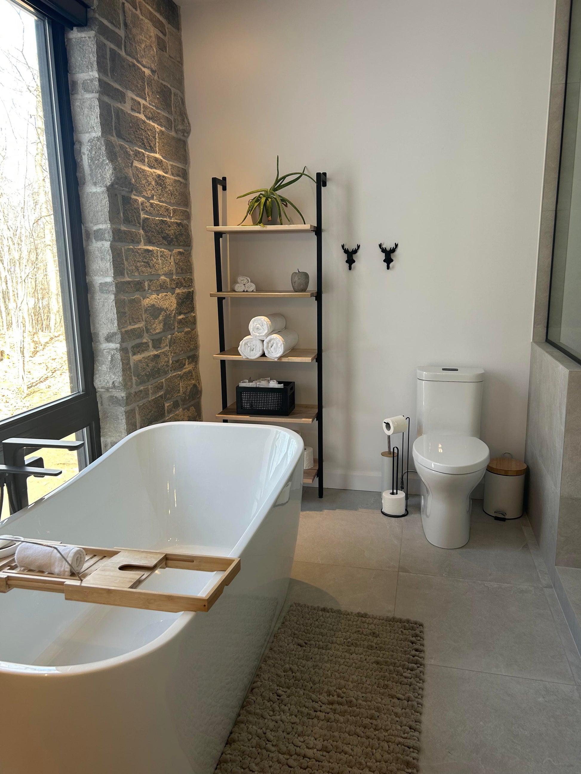 Bibliothèque en érable massif sur mesure dans un décor de salle de bain