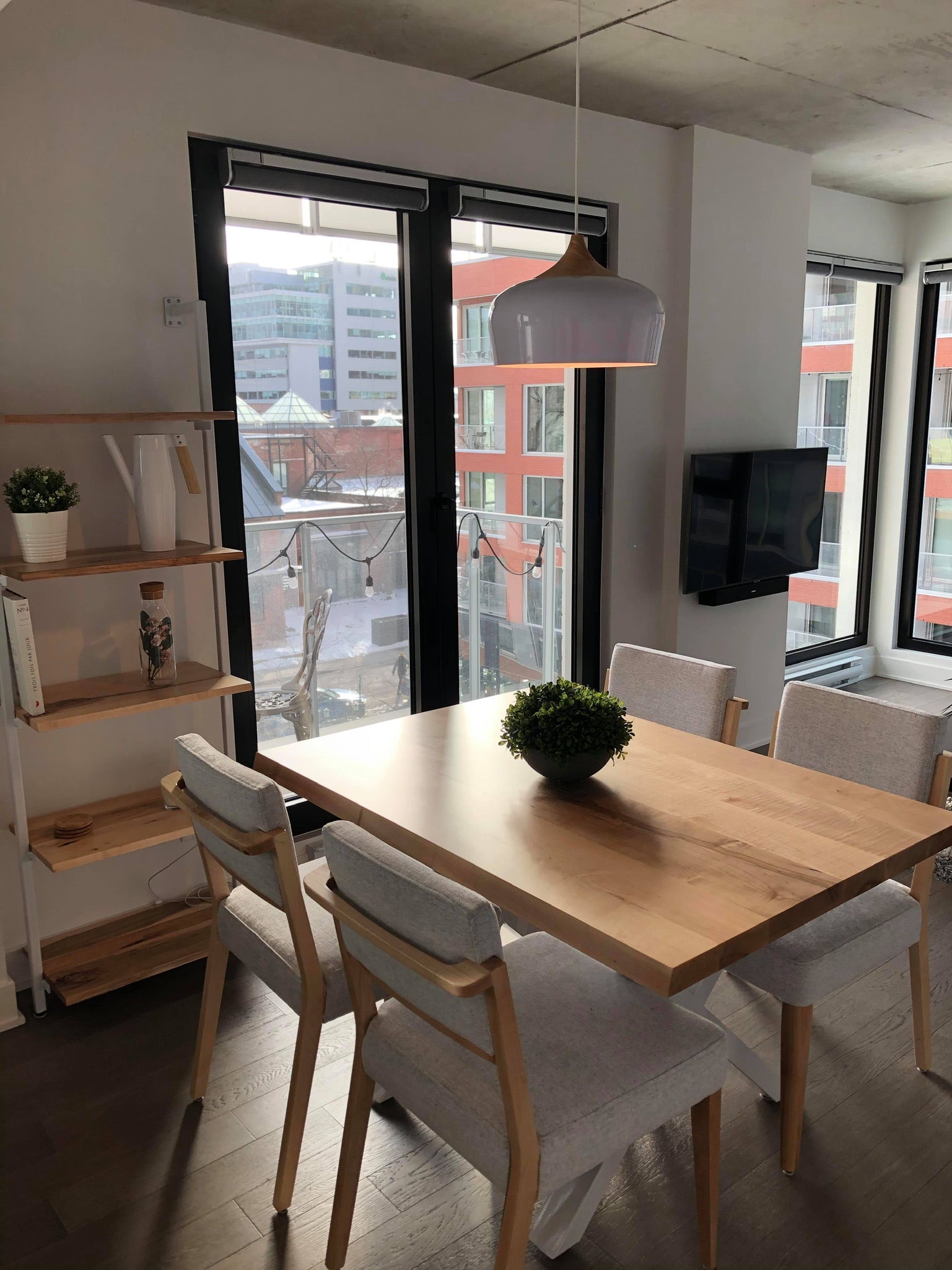 Ensemble de salle à manger en érable avec bibliothèque Sutton en bois massif et acier blanc