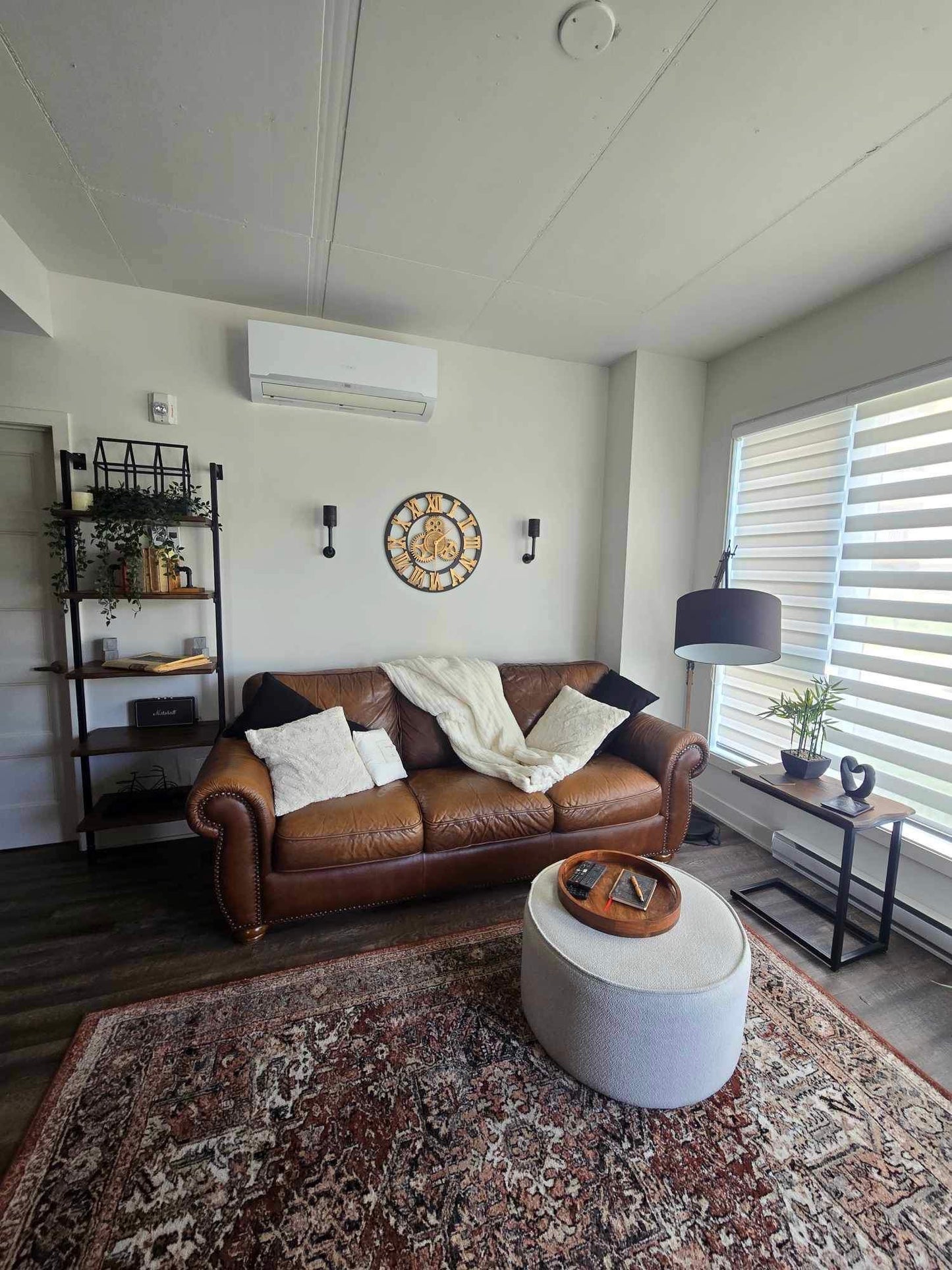 Vue d'un ensemble de salon avec notre table d'appoint et bibliothèque Sutton