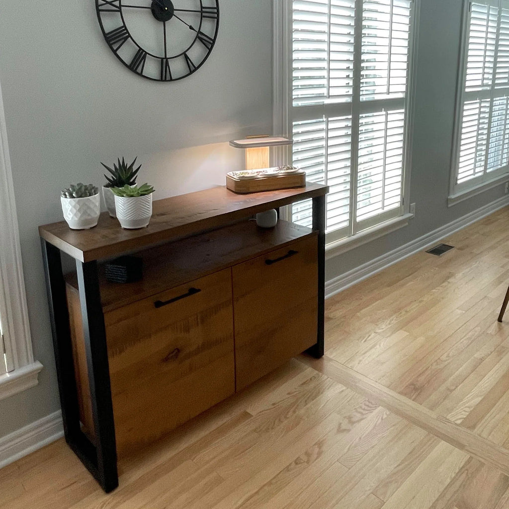 Buffet modèle Asbestos au fini brut pour donner une touche de rustique dans un décor lumineux et plancher pâle