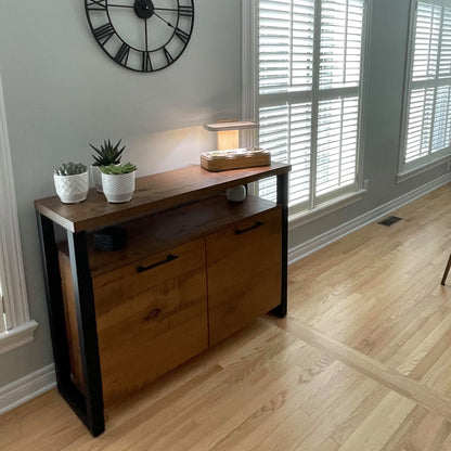 Buffet modèle Asbestos au fini brut pour donner une touche de rustique dans un décor lumineux et plancher pâle