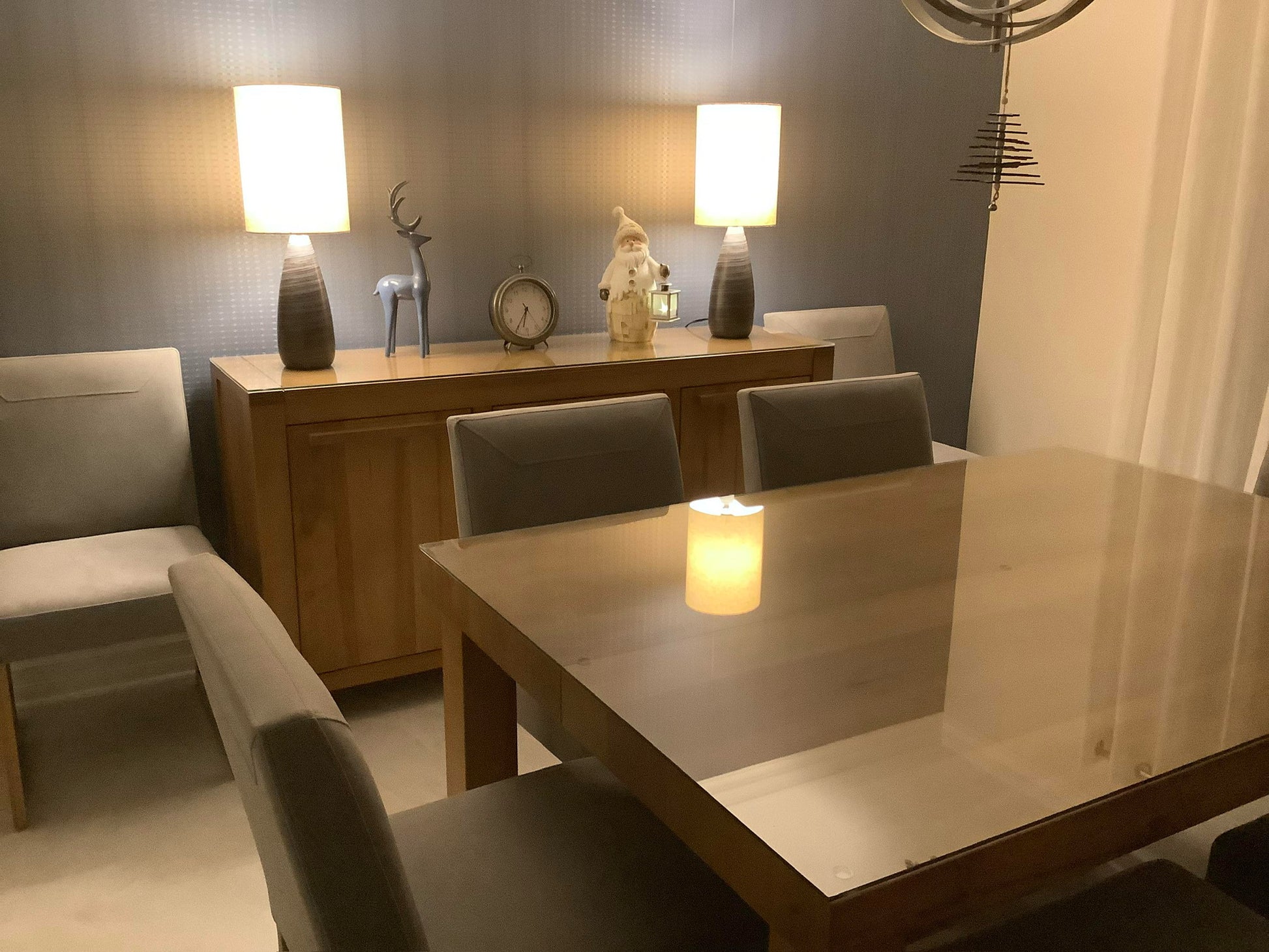 Ensemble de salle à manger complet signé Direct D'la Shop avec vitre de protection sur le buffet collection Acton Vale et la table collection Yamaska en érable massif, le tout accompagné de nos chaises Quadro en velours gris