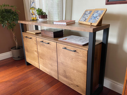 Grand buffet de rangement pour la salle à manger en érable massif et acier noir