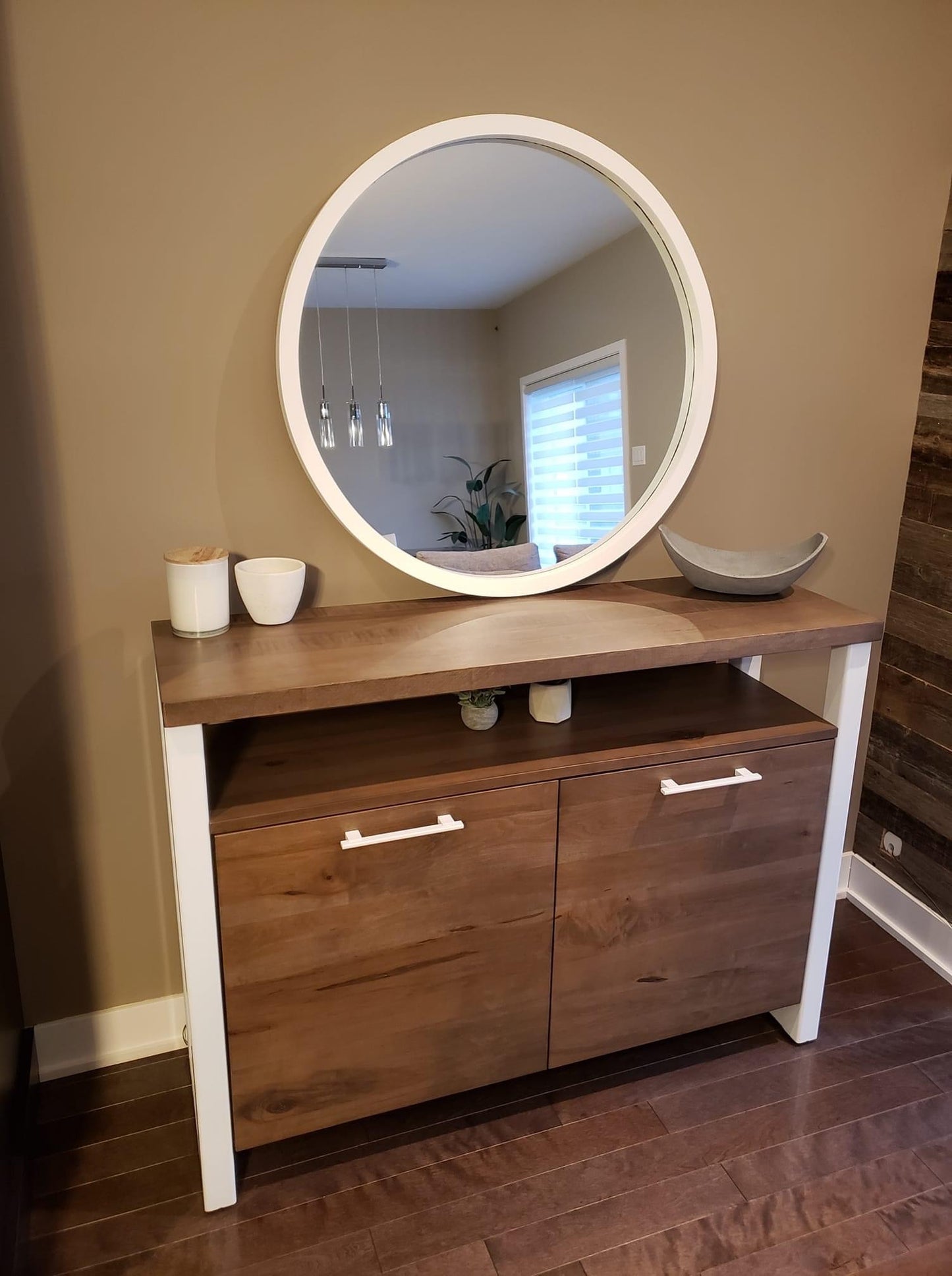 Buffet format 48 pouces Asbestos en érable massif dans la teinte Cannelle avec l'acier et les poignées de couleur blanche pour un look plus doux