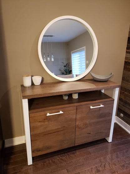 Buffet format 48 pouces Asbestos en érable massif dans la teinte Cannelle avec l'acier et les poignées de couleur blanche pour un look plus doux