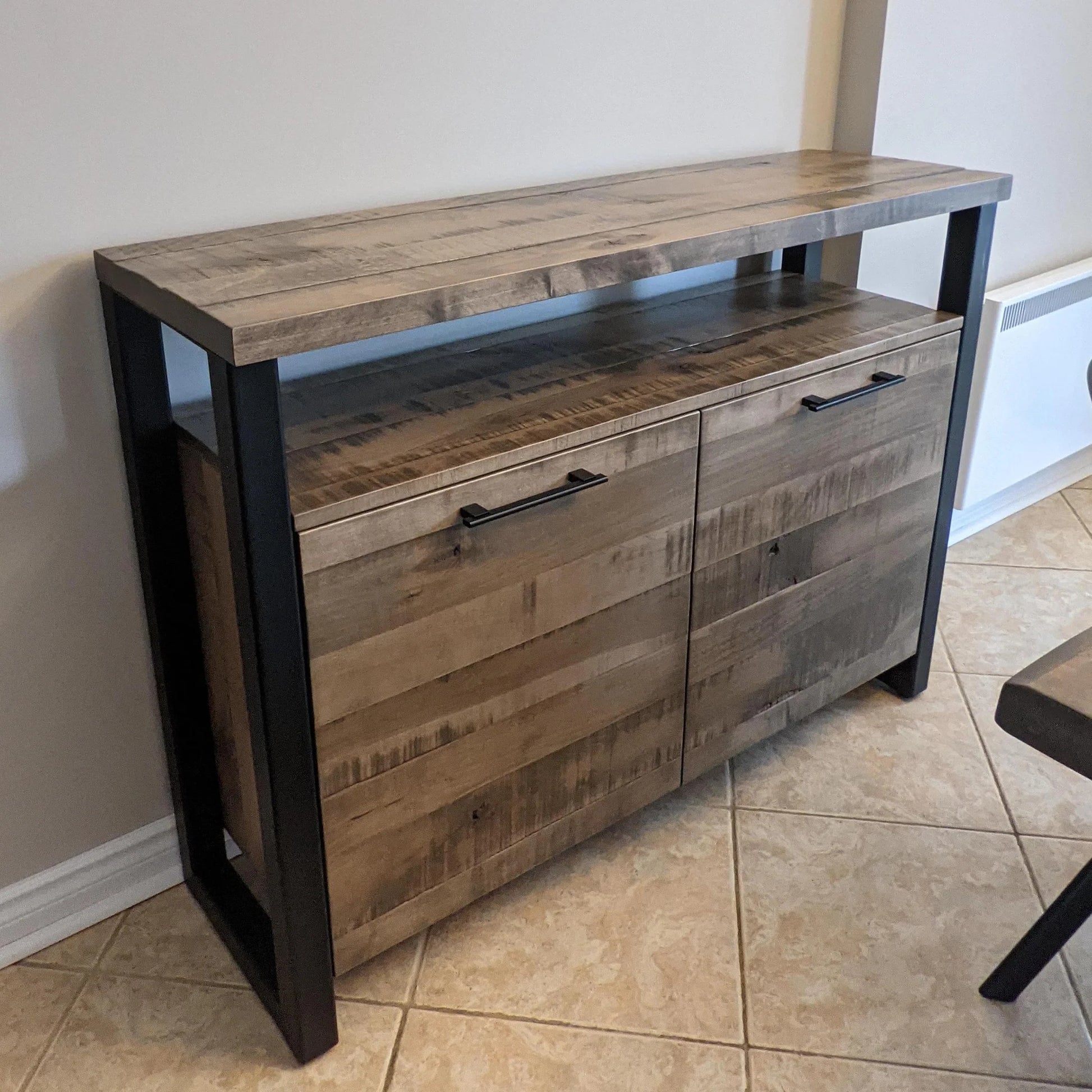 Vue de côté du buffet Asbestos en érable massif fini brut et couleur parchemin