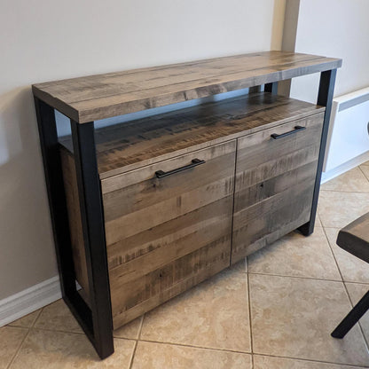 Vue de côté du buffet Asbestos en érable massif fini brut et couleur parchemin