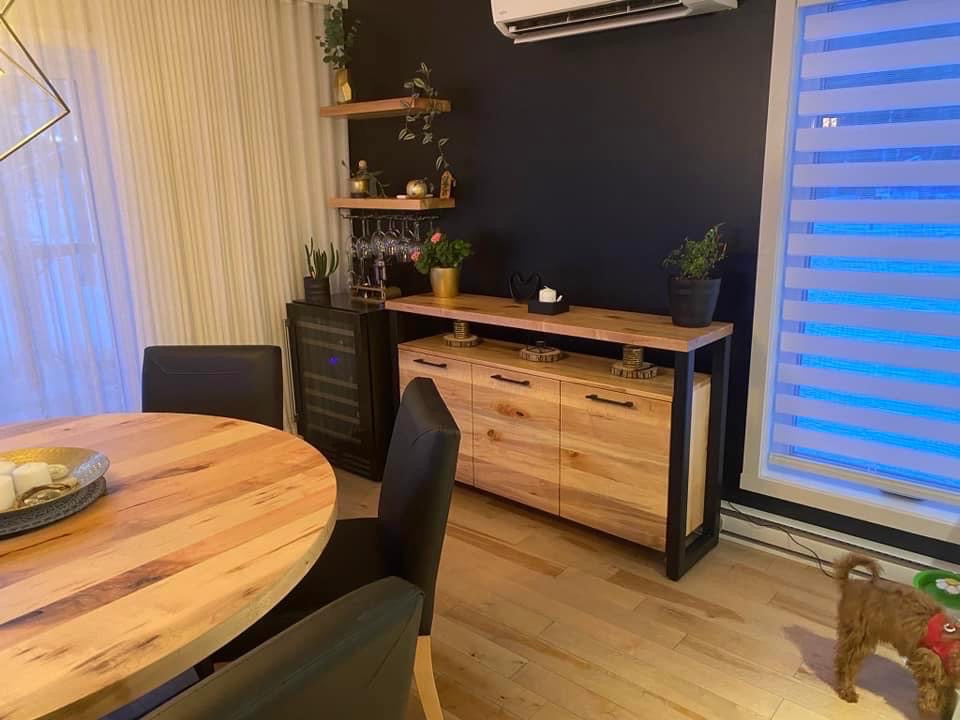 Vaisselier de la collection Asbestos dans un décor complet Direct D'la Shop agencé à une table ronde Bromont, tablettes flottantes et chaises Quadro en érable massif naturel