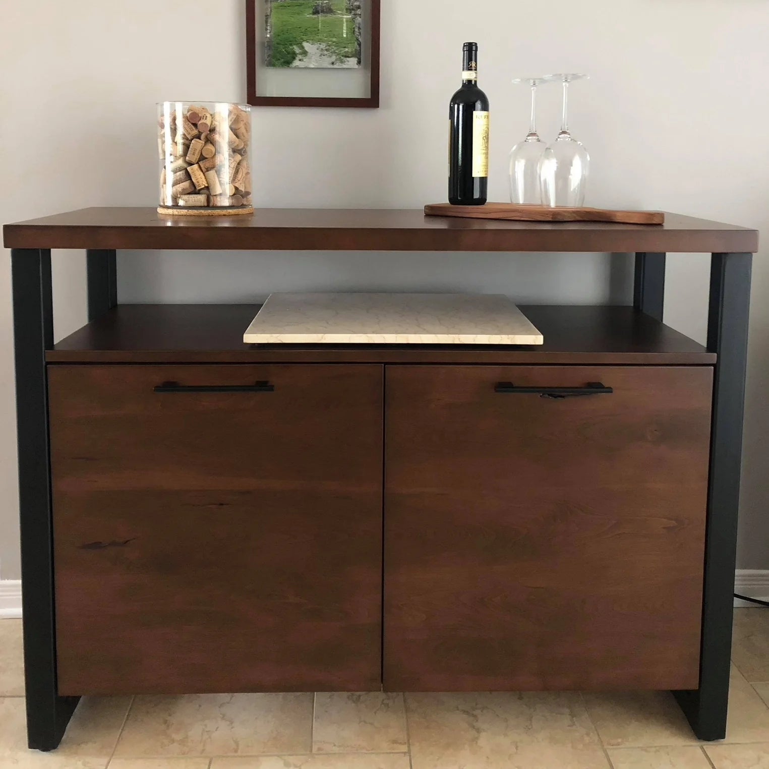 Vue de face du buffet Asbestos en érable massif couleur Cacao avec base en acier noir