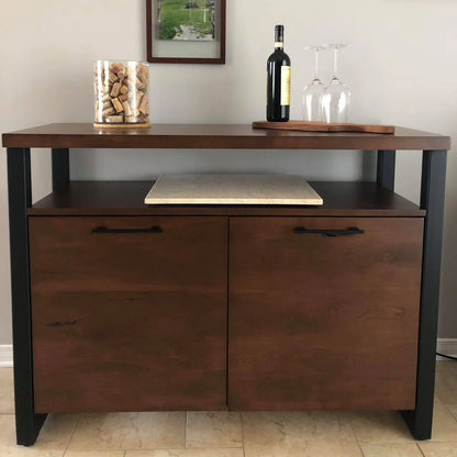 Vue de face du buffet Asbestos en érable massif couleur Cacao avec base en acier noir