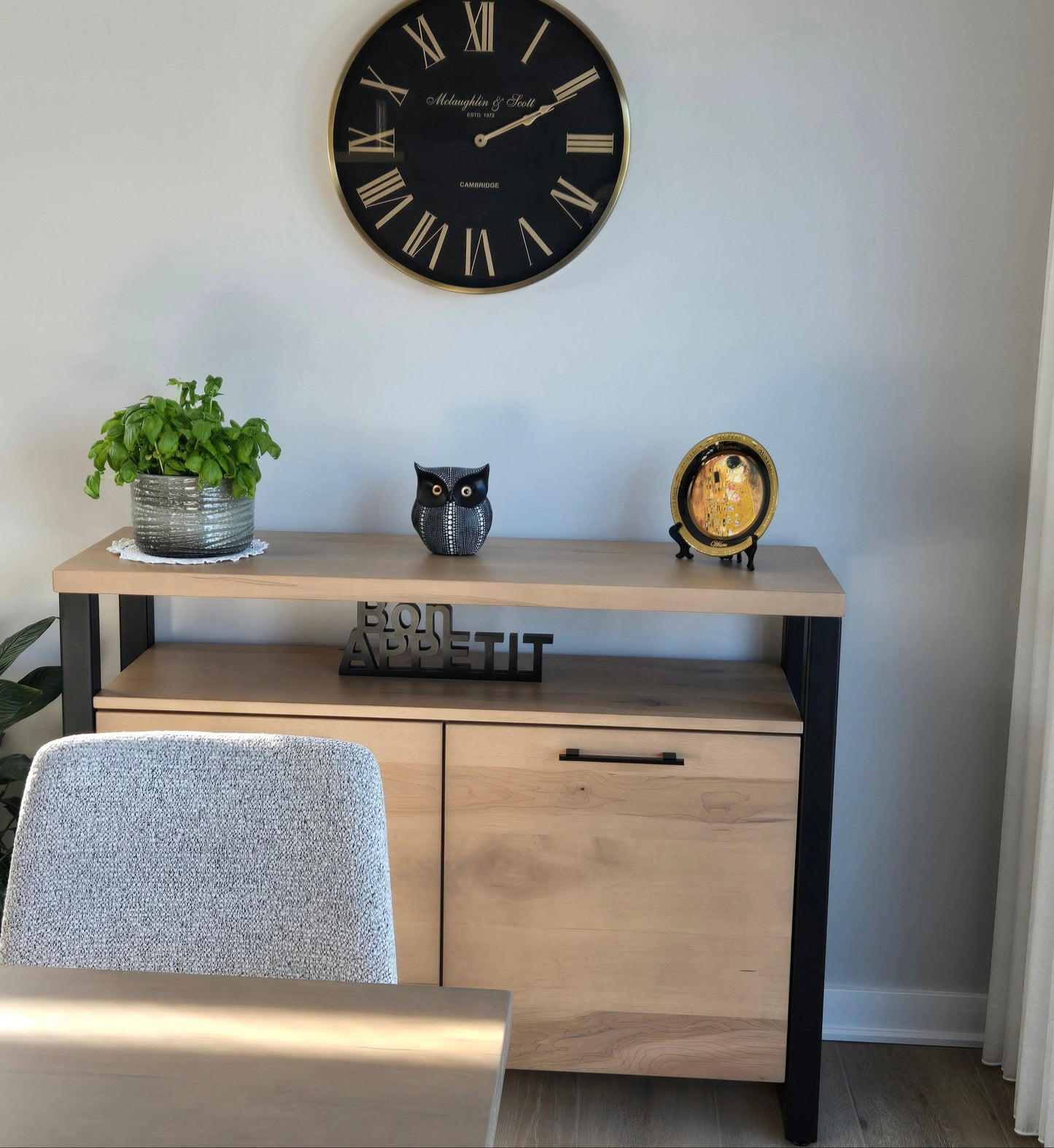 Vaisselier collection Asbestos en bois massif de couleur Sable pour un décor doux et moderne avec acier noir