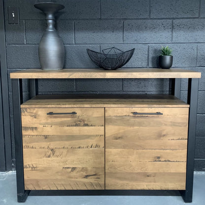 Buffet en érable au fini brut collection Asbestos sur mur de brique noir 