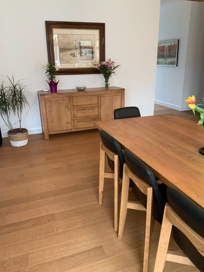 Vue d'ensemble d'un décor farmhouse avec notre buffet et table de salle à manger collection Acton Vale agencés à nos chaises Sofia en vinyle noir