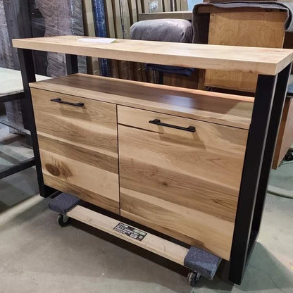 Vue de près d'un buffet Asbestos en érable naturel fini lisse dans l'usine de fabrication