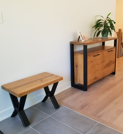 Buffet Asbestos en érable massif utilisé comme meuble d'entrée dans un décor moderne et chaleureux