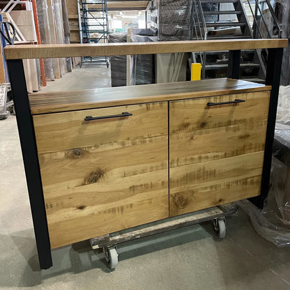 Cliché d'un buffet collection Asbestos au fini brut rustique dans la teinte paille clair