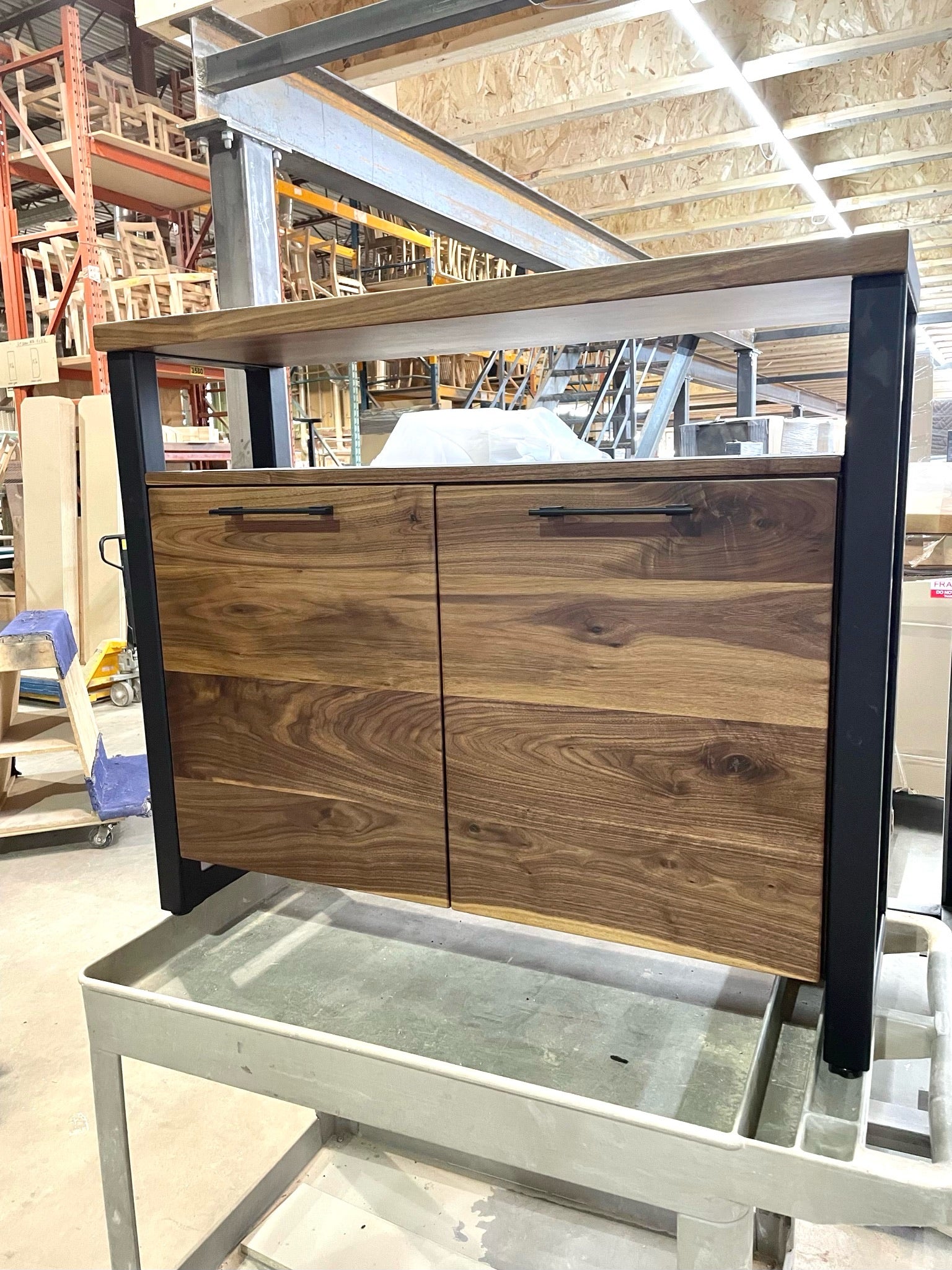 Buffet en noyer noir massif et acier collection Asbestos