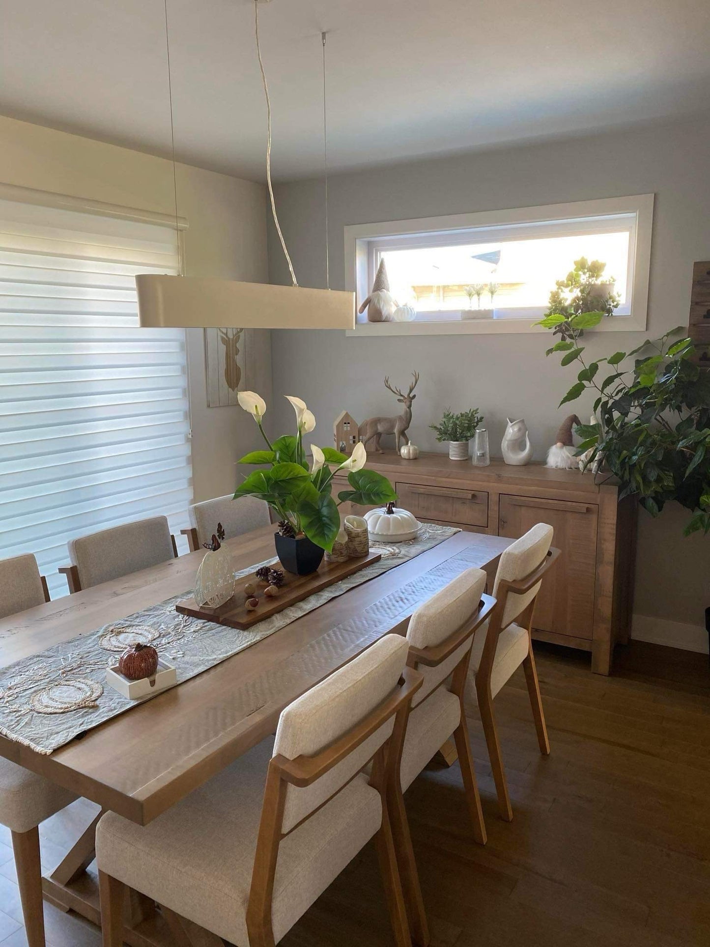 Buffet et table de la collection Acton Vale agencés à nos chaises St-James en érable dans un décor des fêtes aux couleurs de beige et crème