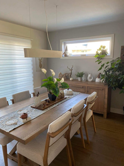 Buffet et table de la collection Acton Vale agencés à nos chaises St-James en érable dans un décor des fêtes aux couleurs de beige et crème