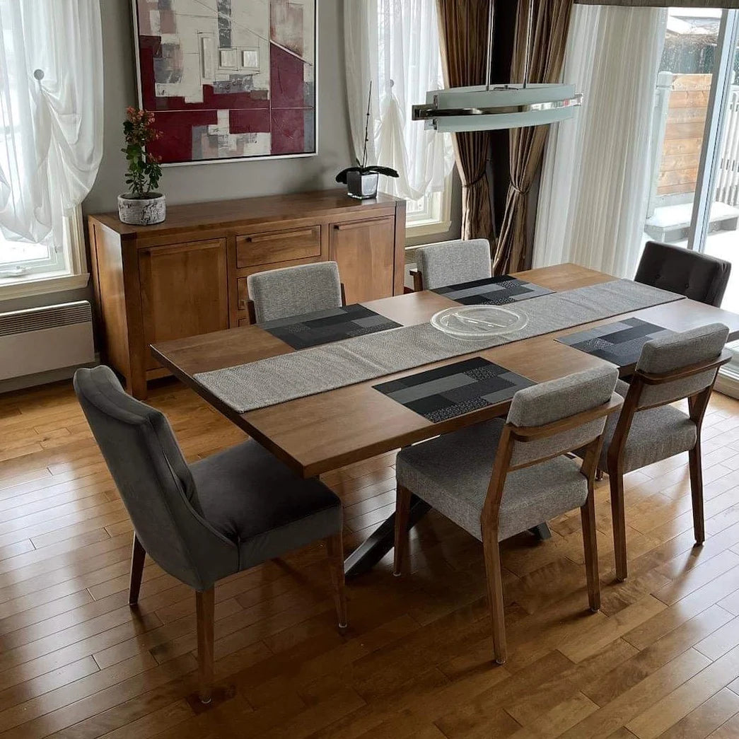 Vue de haut d'un décor de salle à manger style farmhouse avec notre table Asbestos, chaises St-James et Nico et notre buffet Acton Vale en érable massif