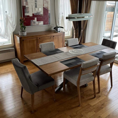 Vue de haut d'un décor de salle à manger style farmhouse avec notre table Asbestos, chaises St-James et Nico et notre buffet Acton Vale en érable massif