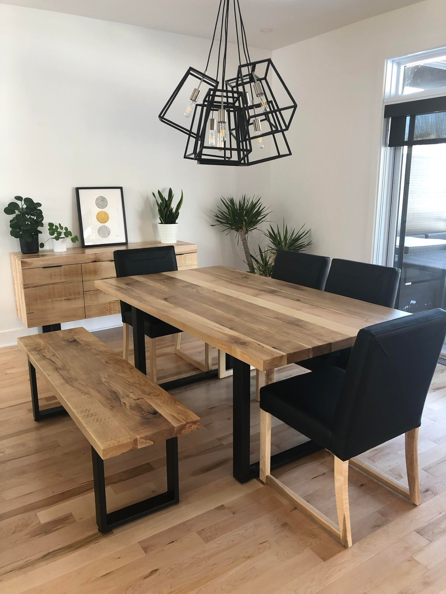 Ensemble complet en érable massif incluant table et banc collection Asbestos et buffet Gaspé avec poignées modernes et pattes en acier noir