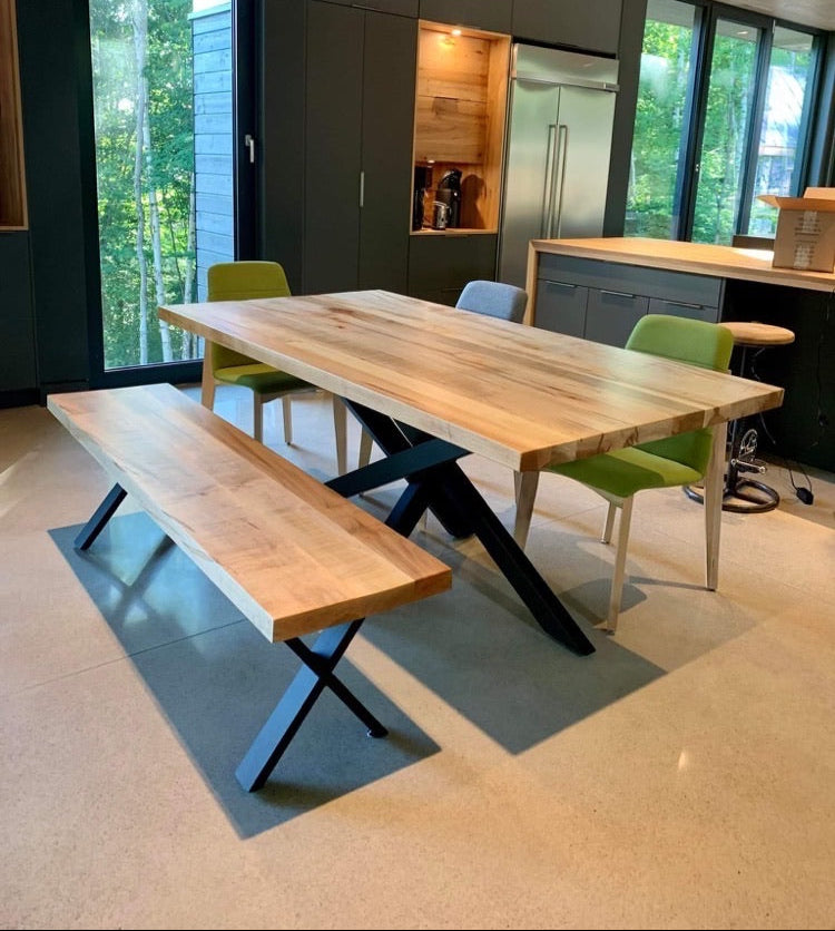 Ensemble de salle à manger collection Asbestos en érable massif naturel avec pattes en acier noir et chaises vertes